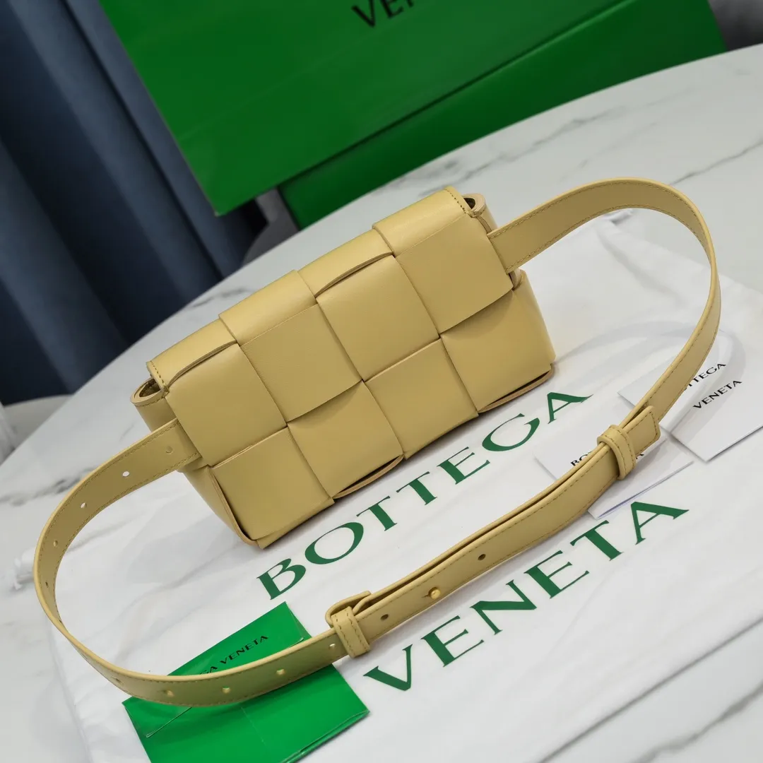 #𝐓𝐇𝐄 𝐁𝐄𝐋𝐓 𝐂𝐀𝐒𝐒𝐄𝐓𝐓𝐄 Checkered waist bag🔻 The hot cassette has a new style. The lambskin material is very light and has the same high-grade touch as always. It can be used as a handbag, waist bag, crossbody, or shoulder bag. Small and exquisite but very easy to use, it is stress-free to install iPhone plus, 💄lipstick 🕶️sunglasses! It continues the square shape of the cassette bag and does not deform after loading. It has a very concave shape! 【6815#】 Size: 17.5*9.5*5cm